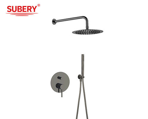 C'est un pistolet métallique, un robinet de douche classique, une douche de pluie, caché dans le mur.
